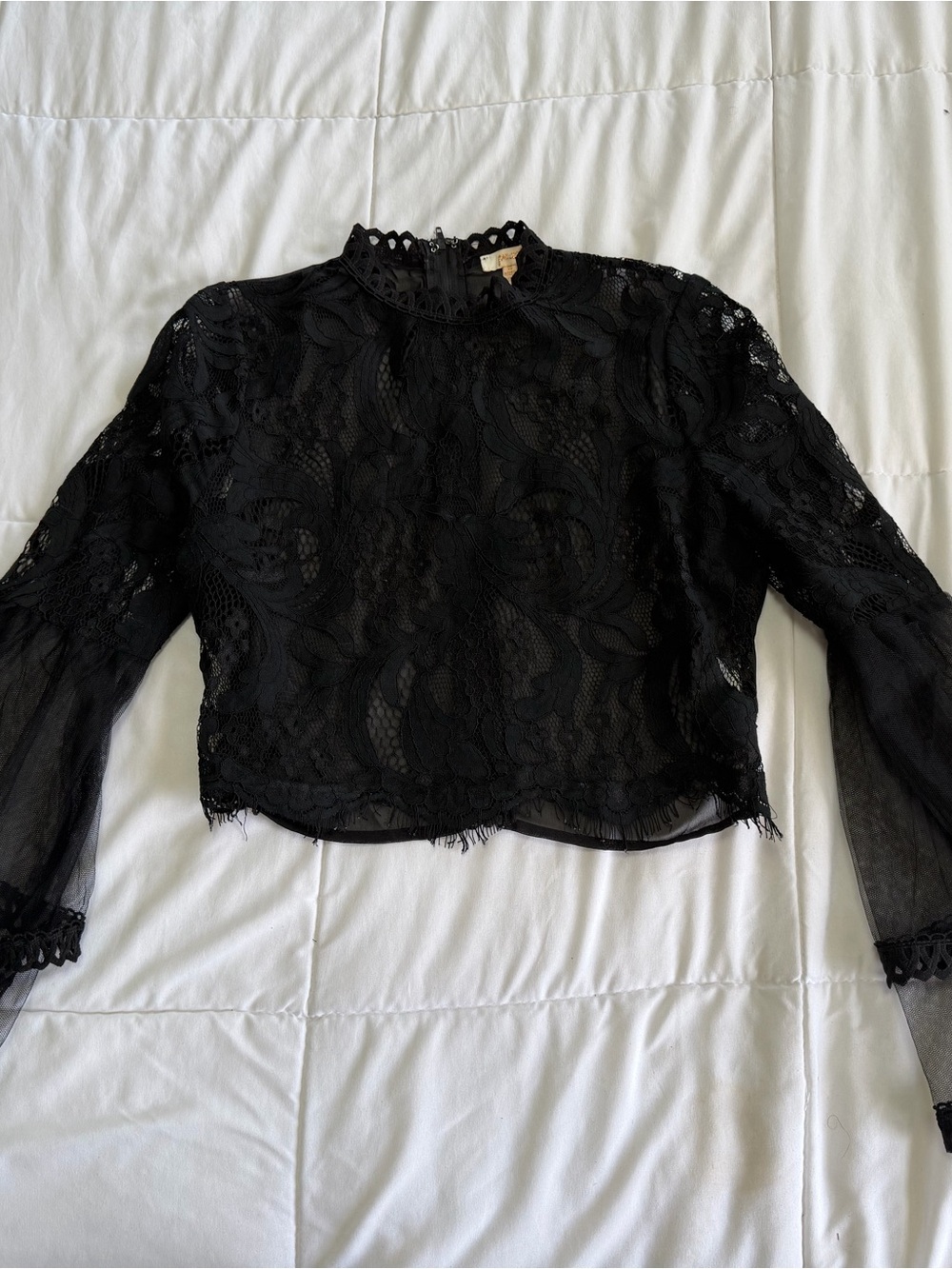 Lace crop top with bell sleeves - Picture 4 of 6